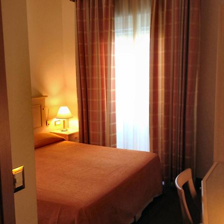 Hotel Byron Ріміні Номер фото