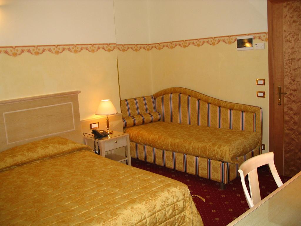 Hotel Byron Ріміні Екстер'єр фото