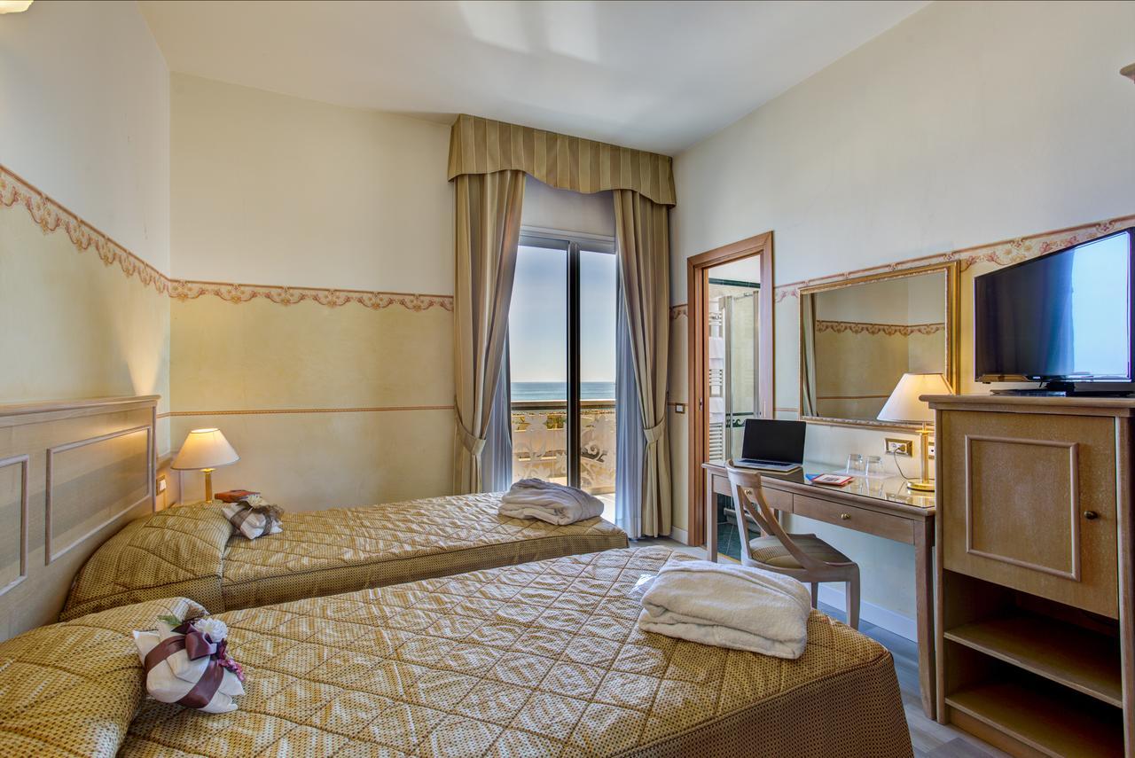 Hotel Byron Ріміні Екстер'єр фото