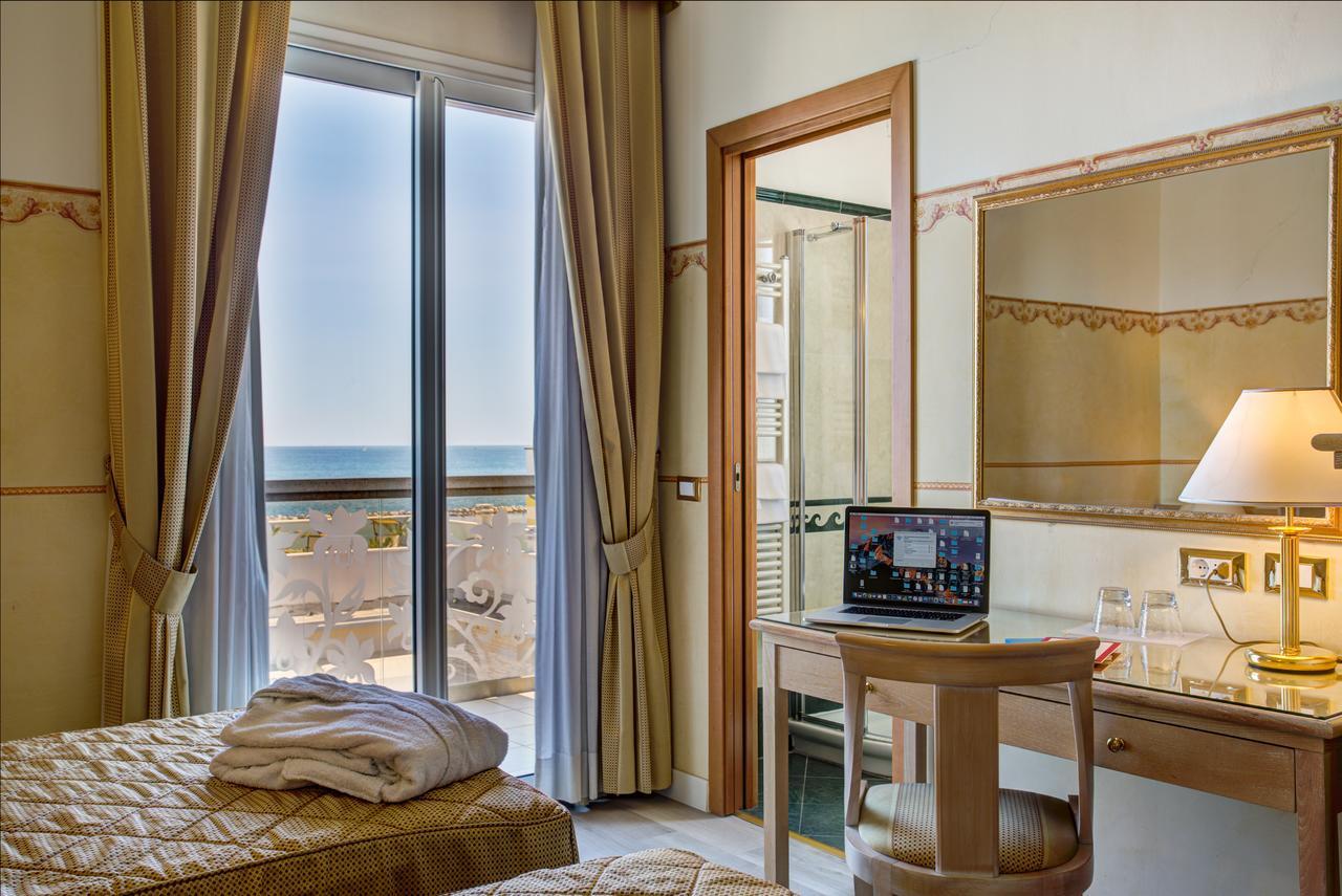 Hotel Byron Ріміні Екстер'єр фото