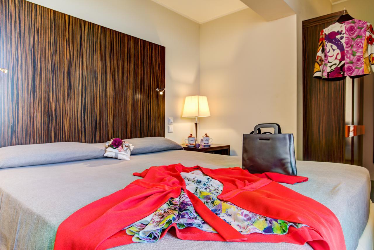 Hotel Byron Ріміні Екстер'єр фото