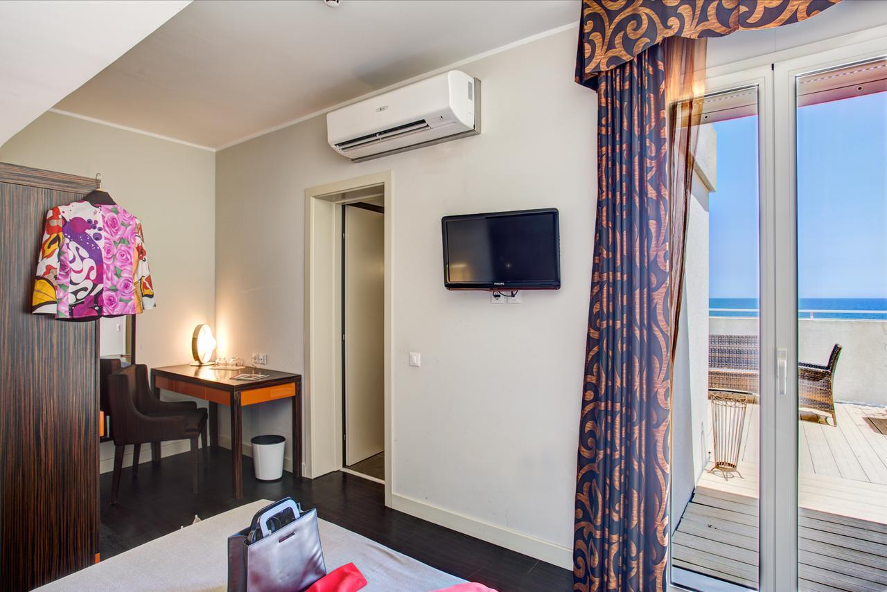 Hotel Byron Ріміні Екстер'єр фото