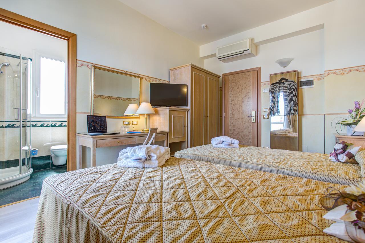 Hotel Byron Ріміні Екстер'єр фото