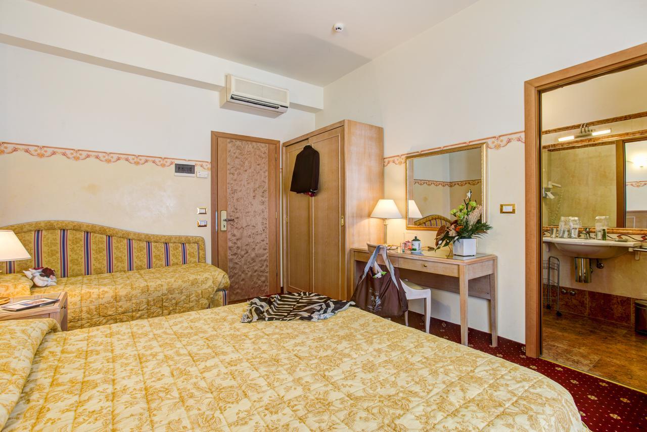 Hotel Byron Ріміні Екстер'єр фото