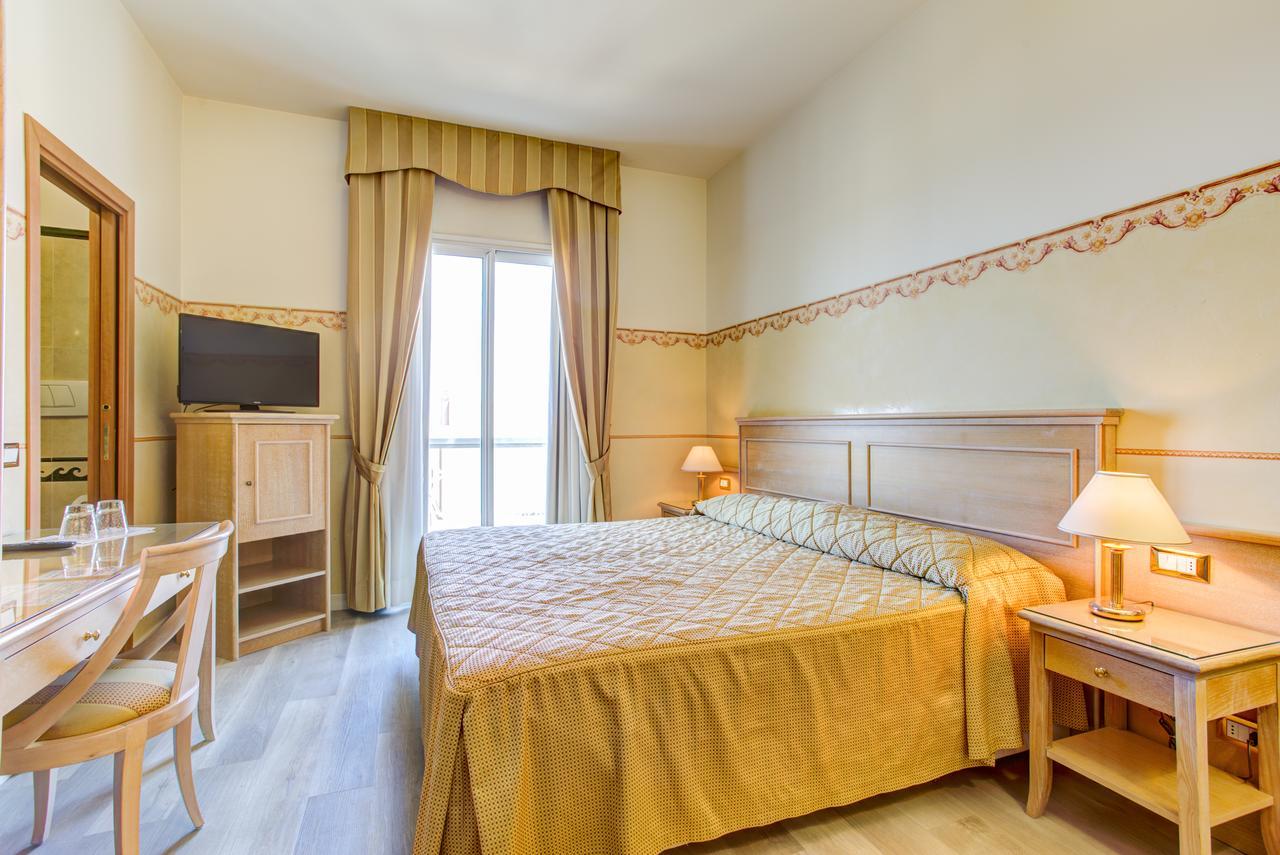 Hotel Byron Ріміні Екстер'єр фото