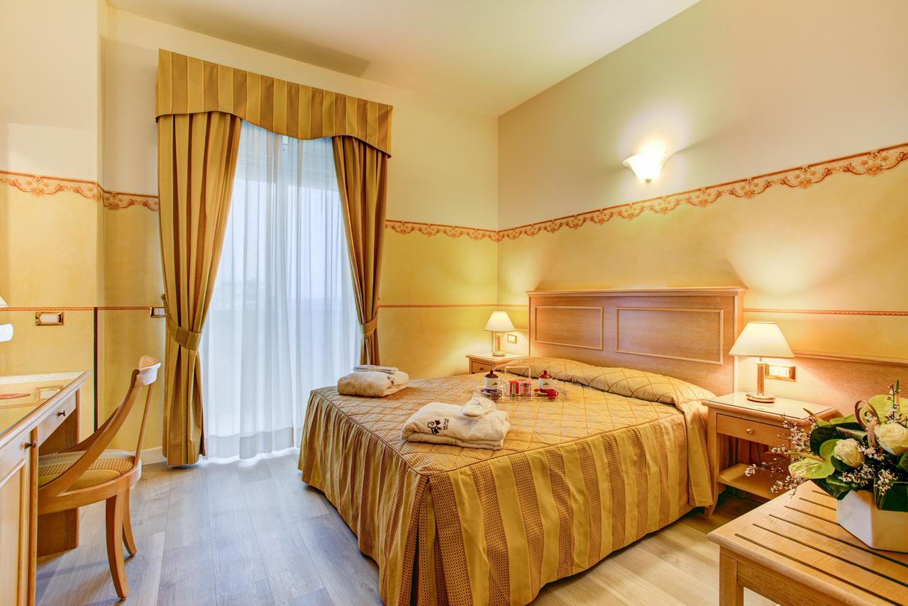 Hotel Byron Ріміні Екстер'єр фото