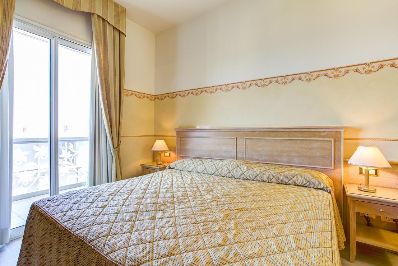Hotel Byron Ріміні Екстер'єр фото