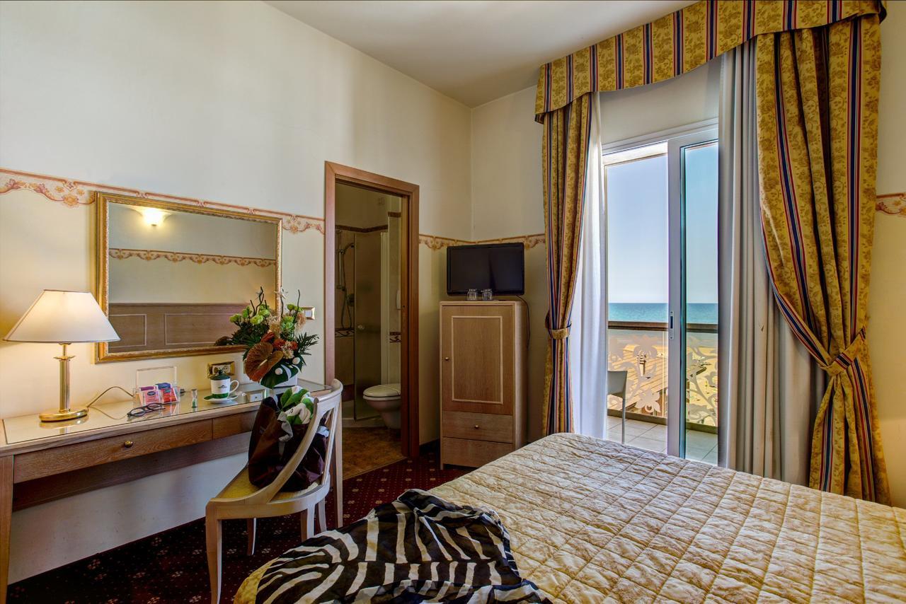 Hotel Byron Ріміні Екстер'єр фото