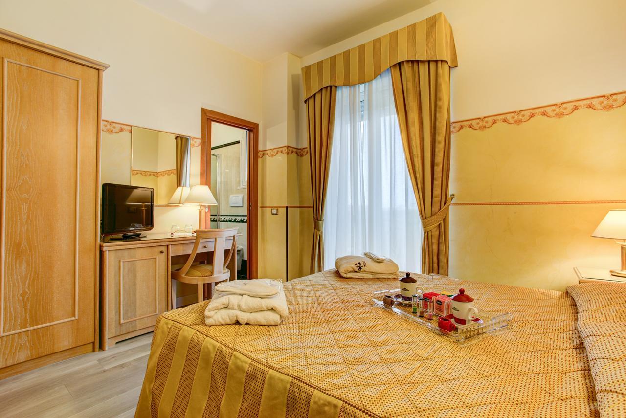 Hotel Byron Ріміні Екстер'єр фото